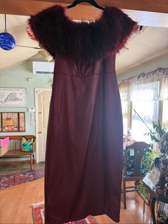 Dresses & Skirts - Elegant Burgundy Maxi Dress with Faux Fur Trim